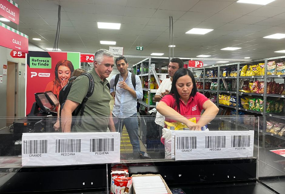 Representantes De La Ccs Recorren Supermercado De Pedidosya Para Conocer Su Modelo Logístico Y Operativo Representantes De La Ccs Recorren Supermercado De Pedidosya Para Conocer Su Modelo Logístico Y Operativo