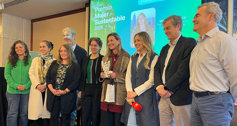 Gerenta De Sostenibilidad De La Ccs Recibe Premio A La Trayectoria En El “Premio Mujer Sustentable 2025” Gerenta De Sostenibilidad De La Ccs Recibe Premio A La Trayectoria En El “Premio Mujer Sustentable 2025”