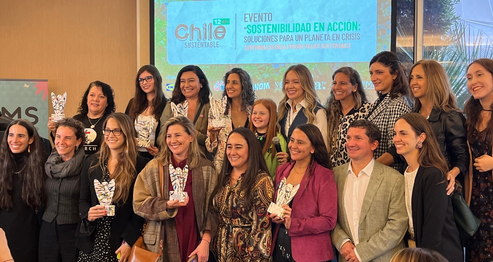 Gerenta De Sostenibilidad De La Ccs Recibe Premio A La Trayectoria En El “Premio Mujer Sustentable 2025” Gerenta De Sostenibilidad De La Ccs Recibe Premio A La Trayectoria En El “Premio Mujer Sustentable 2025”